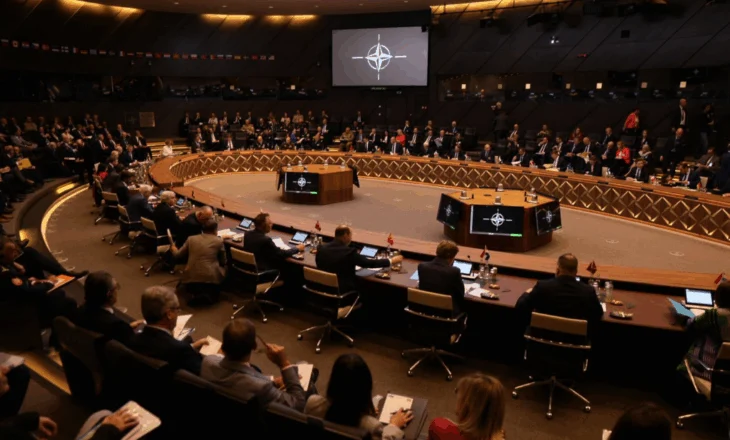 Vengu në Bruksel, takim me Ministrat e Mbrojtjes së NATO-s