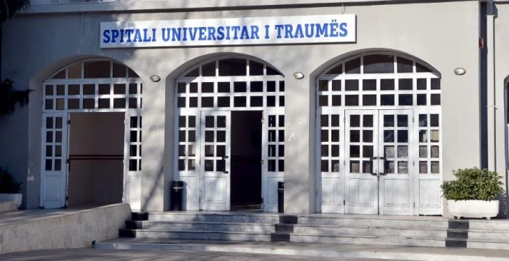 Vetëplagoset me armë zjarri në Vlorë, 35-vjeçari dërgohet në Spitalin e Traumës