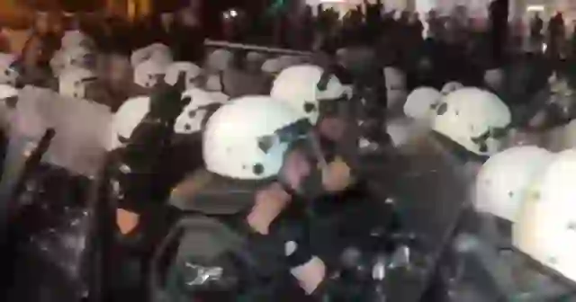 VIDEO/ 48 oficerë policie të plagosur dhe 77 persona të arrestuar pas trazirave në Serbi