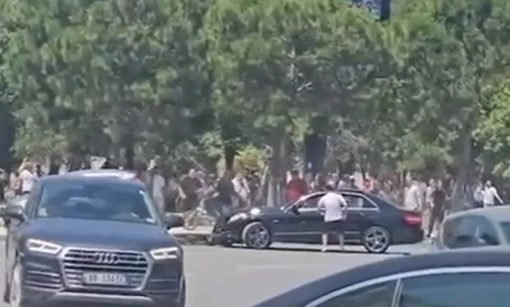 VIDEO / Aksident dhe sherr, Policia publikon pamjet, çfarë ndodhi në Vlorë