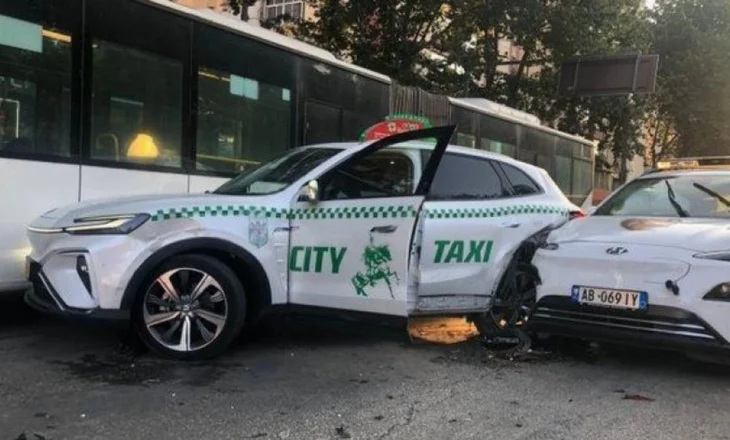 VIDEO/ Aksidentohen 6 automjete në Tiranë, mes të plagosurve, një taksist dhe dy efektivë policie