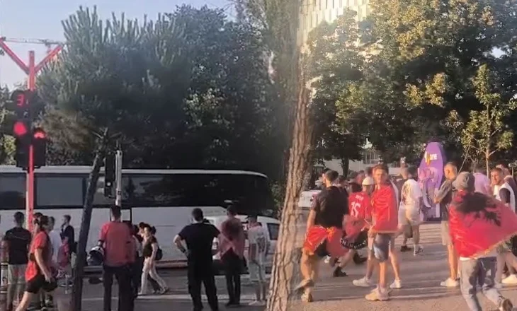 VIDEO/ Autobusi i skuadrës serbe shkon në stadium, tifozët kuqezi i sulen nga pas