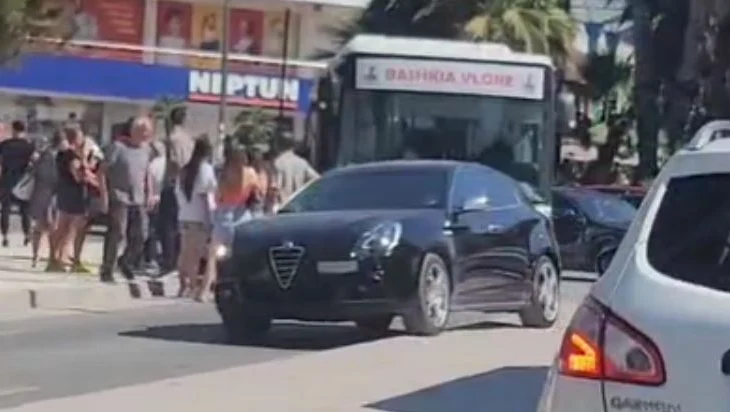 VIDEO / Bllokohet Lungomare, autobusi i linjës urbane përplaset me një veturë