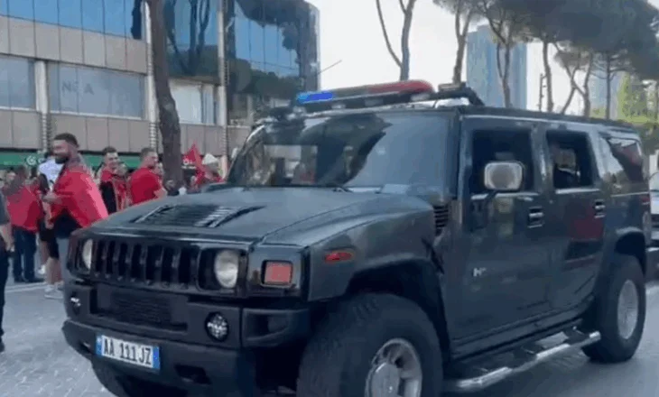 VIDEO/ Bulevardi i mbushur me tifozë, atmosfera ZJERM. Mbërrijnë edhe forcat policore
