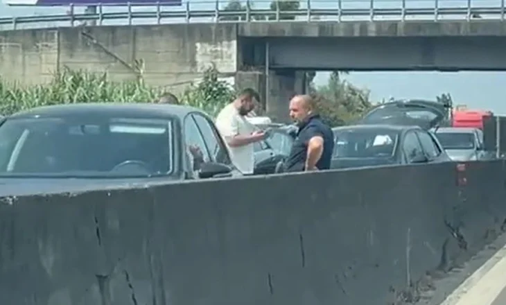 VIDEO / Dy aksidente shkaktojnë kaos në Tiranë-Durrës, 8 automjete të përfshira