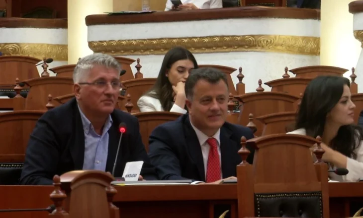 Video/ Gjekmarkaj e zhvendos satirën në sallën e Parlamentit: Të krijohet komision estetik për të shpallur Miss Fjalimin, propozoj Pastor Toni Gogun