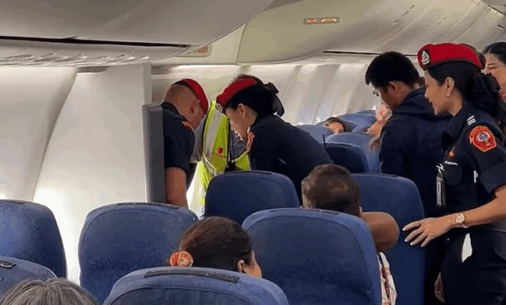 VIDEO/ Kërkoi dy karrige, pasagjeri mbi peshë nxirret zvarrë nga avioni