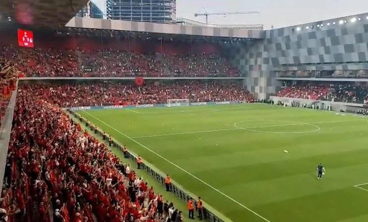 VIDEO LAJM/ Shqipëri-Serbi në ‘Air Albania’, ekipi serb hyn në fushë me këngën e Adem Jasharit