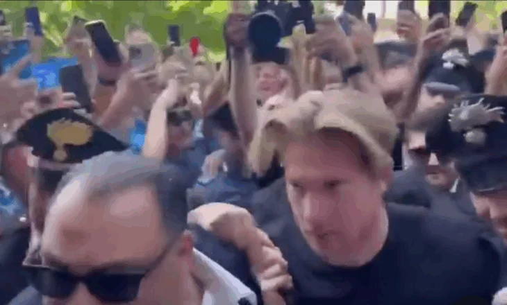 VIDEO/ Me mijëra tifozë dalin për ta pritur, Kevin De Brujni firmos për Napolin