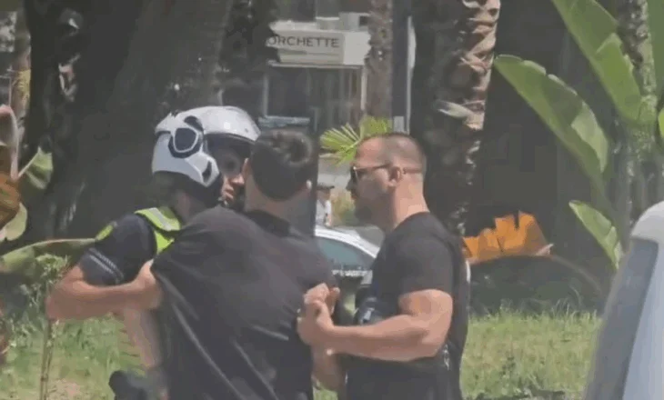 VIDEO – Momenti kur shoferi i Benzit në Vlorë përplas disa herë qëllimisht makinën tjetër
