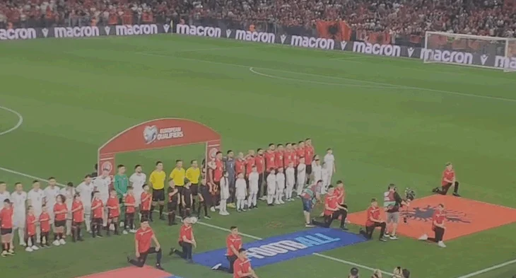VIDEO/ Në kor tifozët kuqezi vërshëllejnë ekipin serb, Mitaj tenton supergolin nga distanca