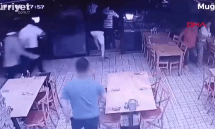 Video nga momenti i tërmetit në Turqi, një adoleshente vdiq nga paniku dhe 69 persona u hodhën nga lartësia