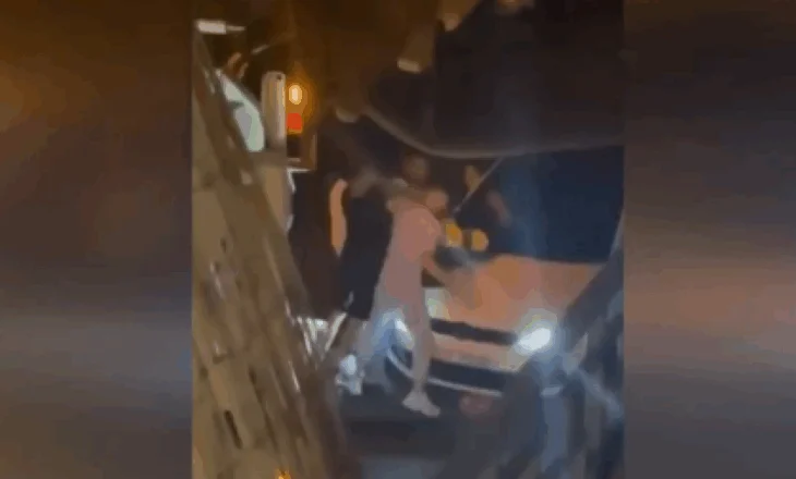 VIDEO/ Nuk e parakaloi dot, shqiptari zbret nga makina dhe dhunon rëndë punonjësin e pastrimit