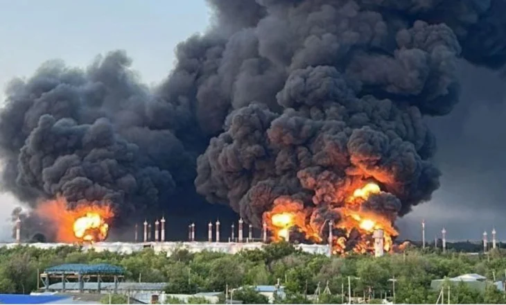 VIDEO/ Nuk vonon përgjigjja e Ukrainës pas sulmit rus në Kiev, dronët ukrainas godasin një depo nafte që furnizon avionët bombardues të Rusisë