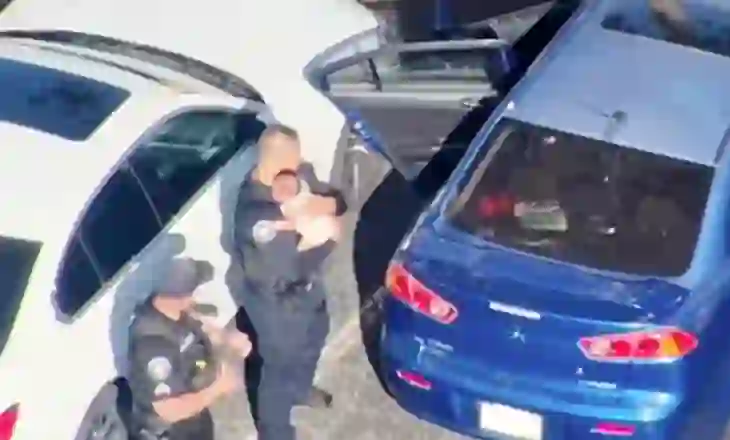 VIDEO/ Oficerët e policisë shpëtojnë foshnjën e harruar në makinë në temperaturën 43 gradë