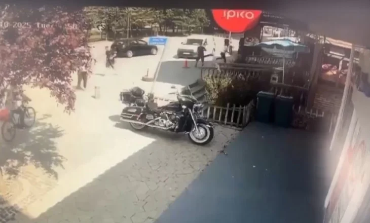 VIDEO/ Pamjet kur sulmohet me vezë eskorta e Albin Kurtit në Skënderaj