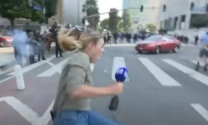 VIDEO/ Po mbulonte protestat në Los Angelos, reporterja goditet me plumb gome nga policia
