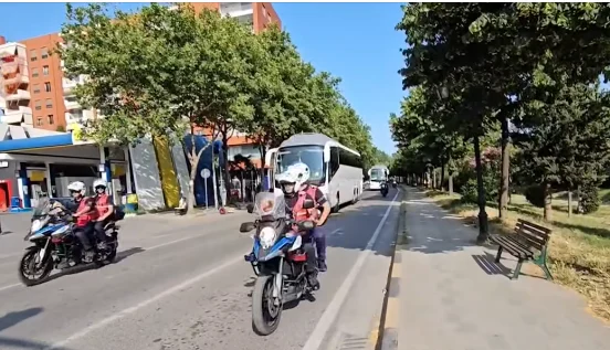 Video që tregon shoqerimin policor të ekipit të Serbisë
