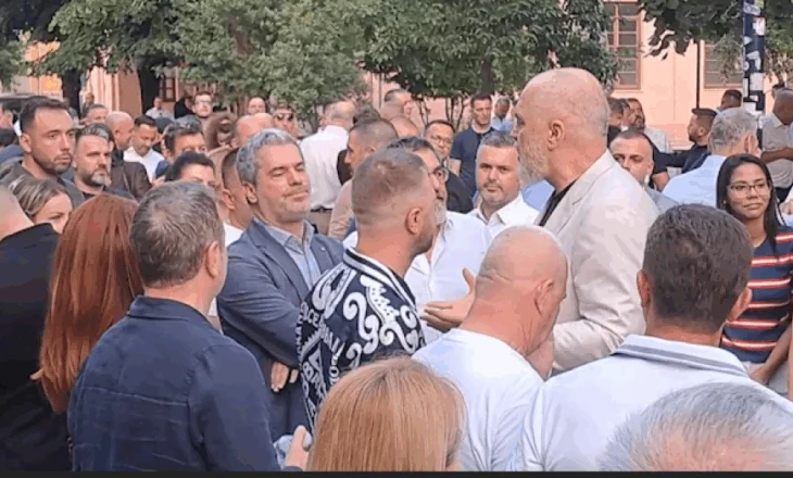 VIDEO/ Rama ‘bën për 1 lek’ kryebashkiakun e Vlorës në festën e PS