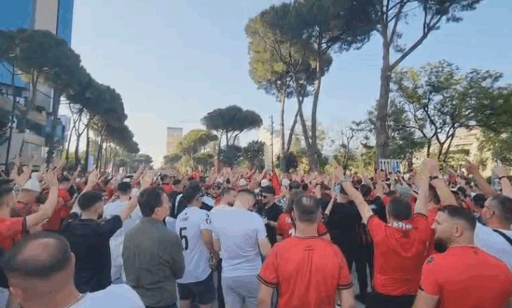 VIDEO/ Shqiptarët nga mbarë trevat pushtojnë Bulevardin e Tiranës, tifozat Kuq e Zi krijojnë atmosferë elektrizuese