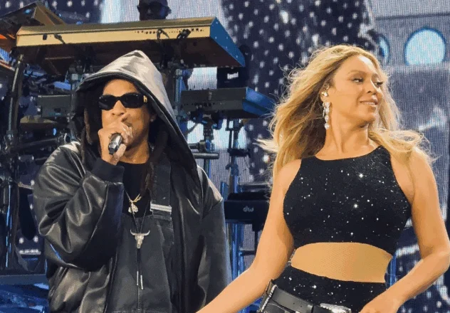 VIDEO/ Surpriza në Paris, Jay-Z dhe Beyonce performojnë bashkë në skenë pas 7 vitesh