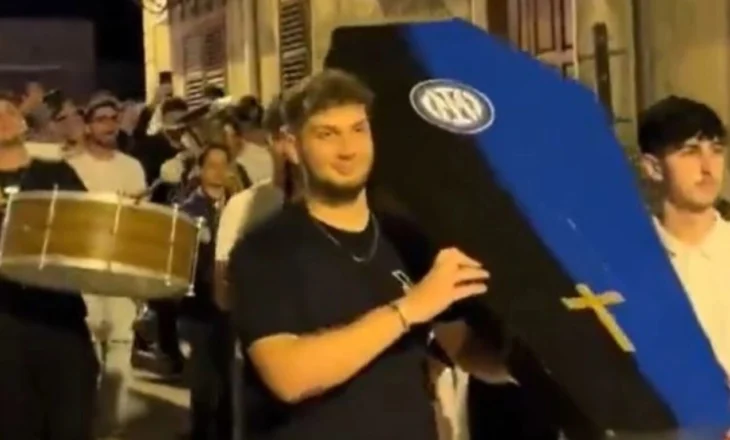 VIDEO/ Tifozët e Milanit organizojnë funeral për Interin pas humbjes në finale