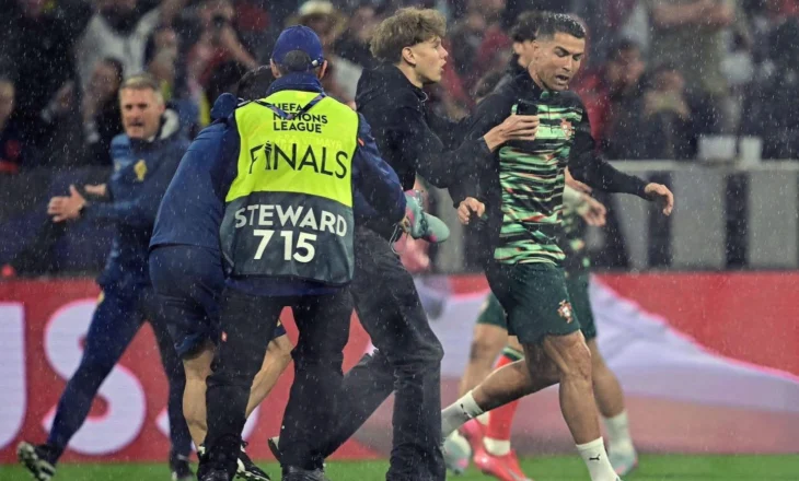 (VIDEO) Tifozi pushton fushën prej Ronaldos, shiu shtyn ndeshjen! Pavlovic tenton simulimin, Nagelsmann i fiksuar pas… Stuttgartit!