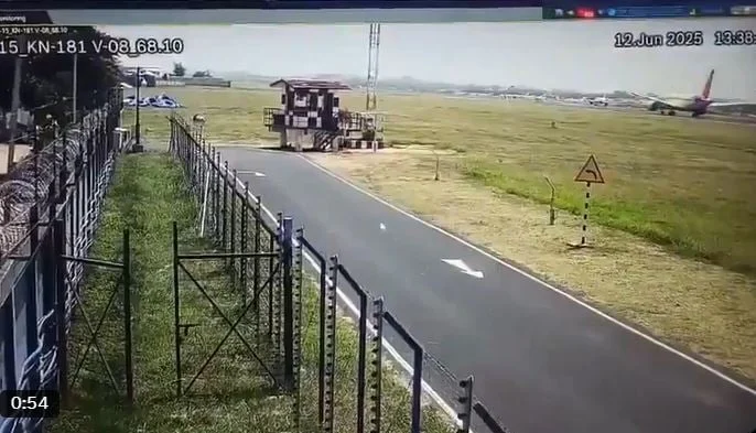 VIDEO/ Tragjedia në Indi, kamerat kanë fokusuar çastin rrëqethës të ngritjes dhe rrëzimit të avionit
