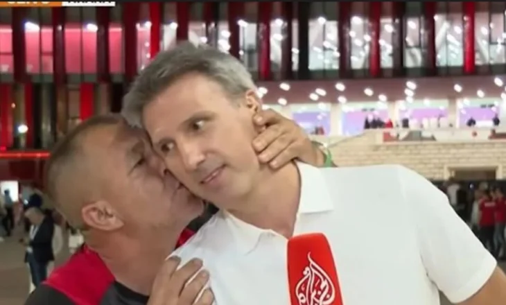 Video virale: Tifozi shqiptar puth gazetarin serb në transmetim direkt