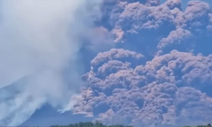 Video/ “Zgjohet” vullkani Etna, tymi i zi ‘vërshon’ në qiell