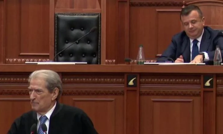 Vijojnë replikat në Kuvend/ Berisha i përgjigjet Ballës: Je ministri i Suel Çelës, të mbron Altin Troplini