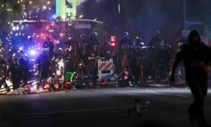 Vijojnë trazirat në Los Angeles, policia urdhëron protestuesit të largohen