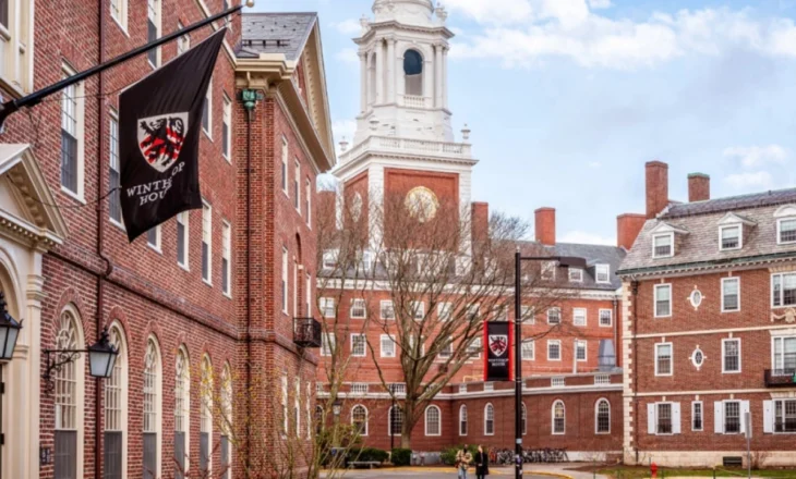 Vijon ‘lufta’ Trump-Harvard, Shtëpia e Bardhë kërcënon me ndërprerjen e fondeve federale për universitetin