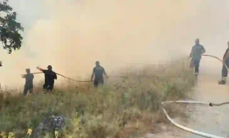 Vijon prej më shumë se 30 orësh zjarri në Pilur të Himarës, pritet ndërhyrje nga ajri