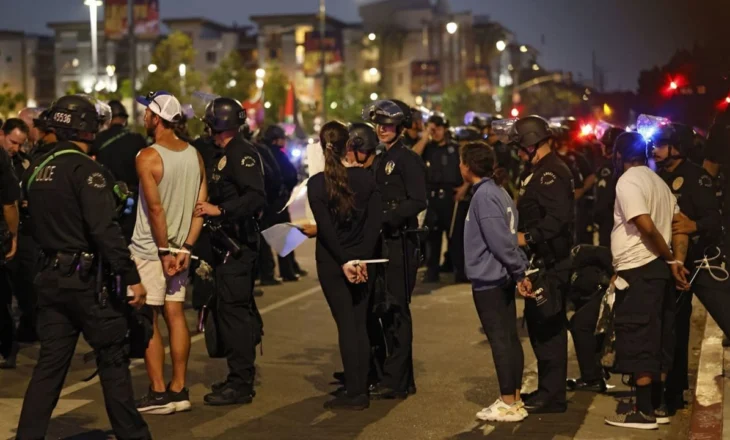 Vijon shtetrrethimi në Los Angeles! Policia nuk kursehet, dhjetëra të arrestuar