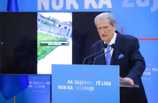 “Votat u blenë në Tiranë”/ Kreu i PD-së Berisha denoncon me video: Ja momenti kur shpërndahen paratë