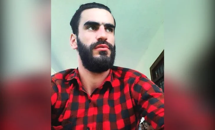 Vrau me thikë kushëririn, Hazbi Velsula “kyç” gojën në gjykatë, 31-vjeçari lihet në burg
