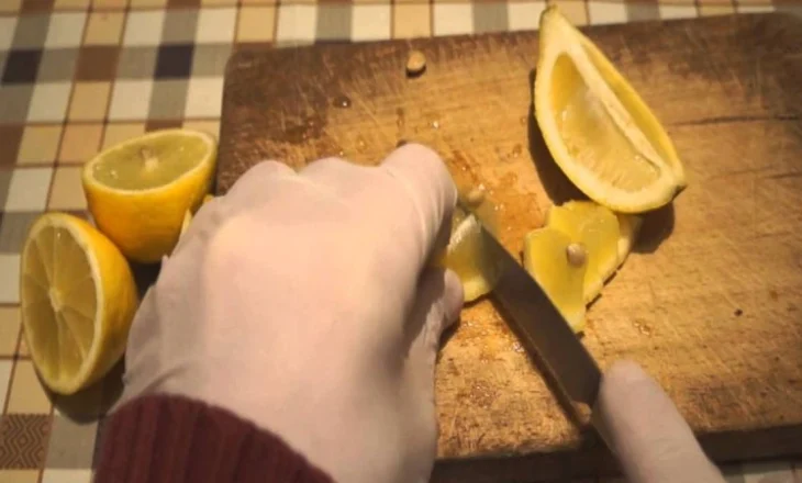 Vuani nga dhimbja e kokës? Limoni i përdorur në këtë mënyrë do t’ju japë zgjidhjen