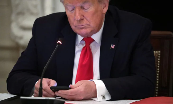 Wallpaper-i i telefonit të Trump bëhet sërish viral në internet, një “lëvizje klasike” e presidentit
