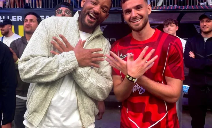 Ylli amerikan Will Smith bën simbolin shqiptar të shqiponjës krah Ergys Pepajt