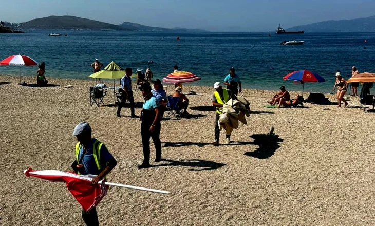 Zaptuan plazhin publik të Çentralit në Sarandë – gjobë dhe sekuestrim të çadrave të 2 “subjekteve”