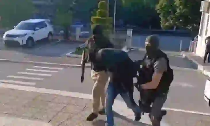 Zbulimi i magazinës ku falsifikoheshin stampat e veshjeve në Tiranë, arrestohet edhe djali i ish-kandidatit për deputet