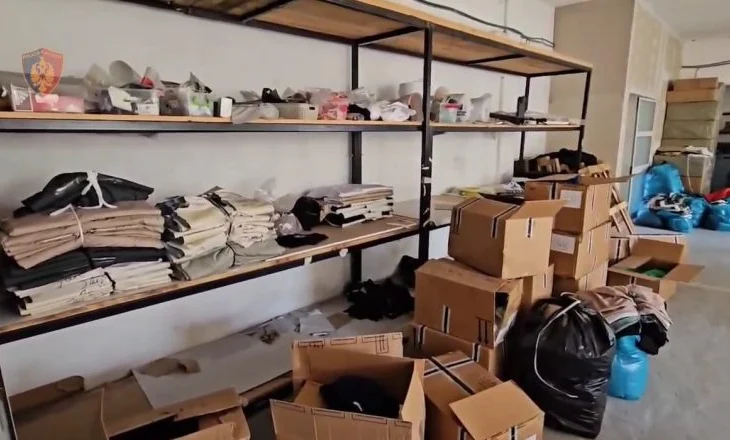 Zbulohen magazinat ku stampoheshin veshje me logo false, 3 në pranga, 1 në kërkim