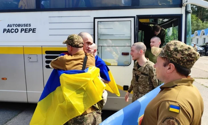 Zelensky jep lajmin: Filloi shkëmbimi i të burgosurve të luftës me Rusinë