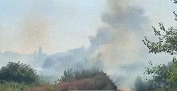 Zjarr i madh në afërsi të varrezave të Elbasanit, flakët i afrohen dhe banesave