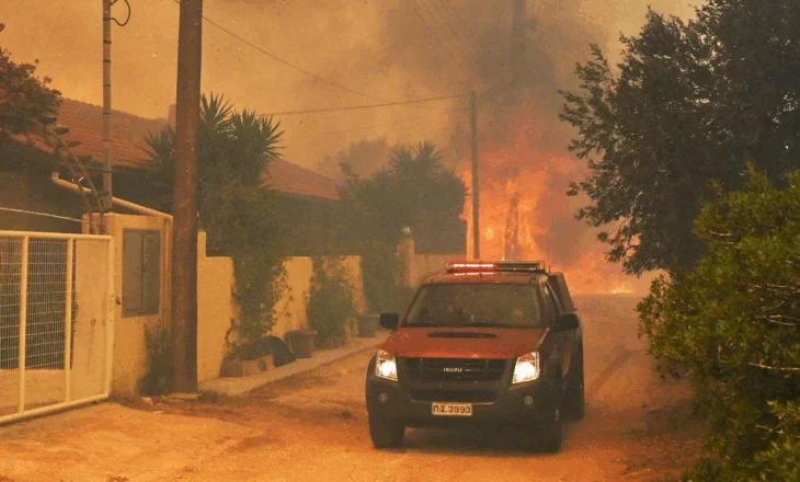 Zjarr i madh pranë Athinës! Flakët shkrumbojnë disa shtëpi, evakuohen banorët