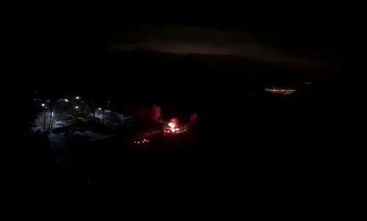 Zjarr në autostradë/ Makina bëhet shkrumb në Rrugën e Arbrit, shpëtojnë katër vetë