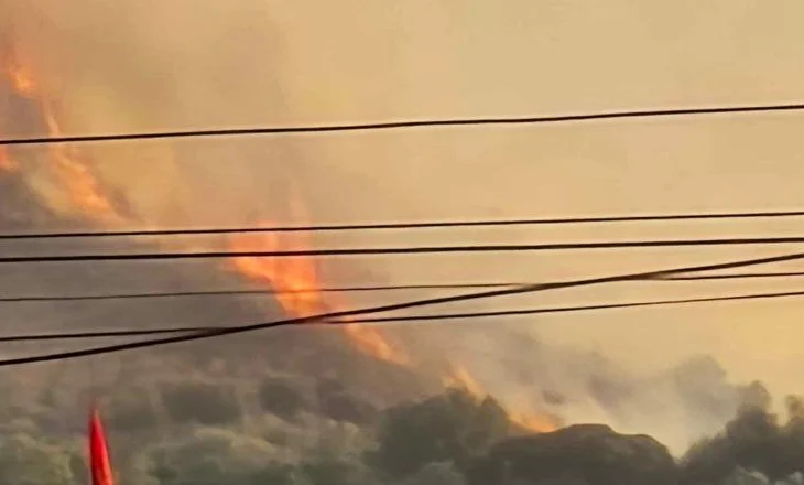 Zjarr në Ksamil pranë një resorti, zjarrfikëset po punojnë për shuarjen