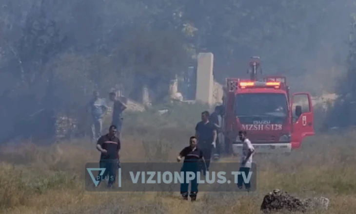 Zjarr në Kuçovë, rrezikohen 5 puse nafte dhe banesat përreth