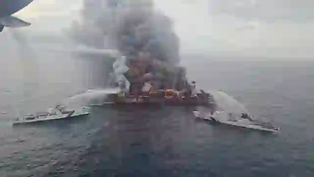 Zjarr në një anije mallrash në Indi, mbante mbi 2,000 ton karburant, katër persona rezultojnë të zhdukur